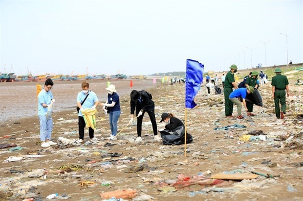 Программа ЮНЕСКО призывает к молодежным инициативам по очистке океанов от пластика hinh anh 1