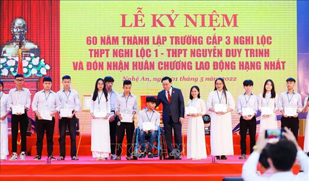 Спикер парламента Вьетнама принял участие в 60-летнем юбилее среднеи школы им. Нгуен Зюи Чиня hinh anh 1