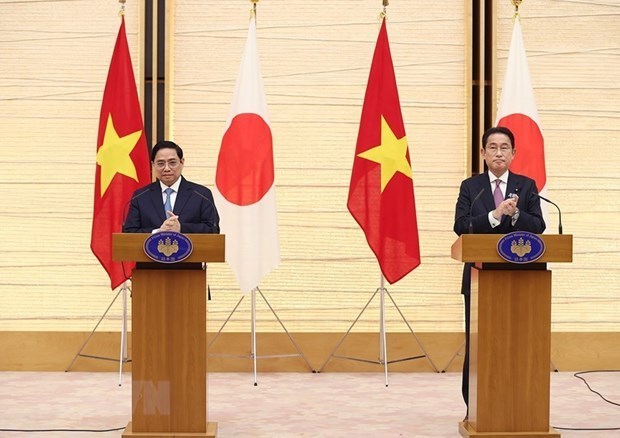 Визит премьер-министра Японии Кишиды Фумио во Вьетнам способствует развитию двусторонних отношении hinh anh 1