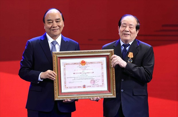 Президент Нгуен Суан Фук вручил орден Независимости II степени поэту Хыу Тхиню hinh anh 1