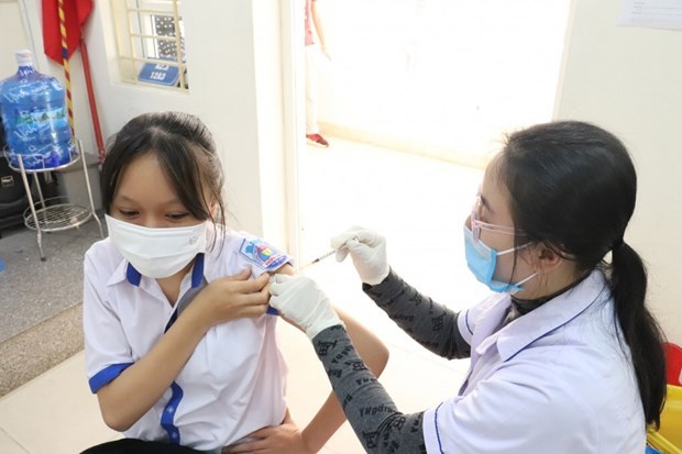 Куангнинь стремится увеличить охват вакцинациеи против COVID-19 в школах hinh anh 1