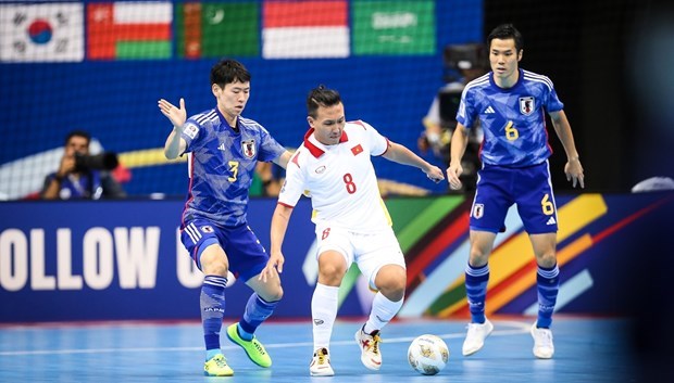 Сборная Вьетнама вышла в четвертьфинал Кубка Азии-2022 по мини-футболу, заняв 2-е место в группе D hinh anh 1