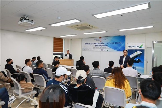 Встреча и предоставление юридических консультации для вьетнамских рабочих в Корее hinh anh 1