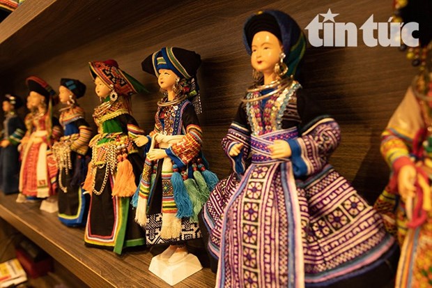 Художник продвигает одежду вьетнамских этнических меньшинств по всему миру с помощью кукол. hinh anh 2
