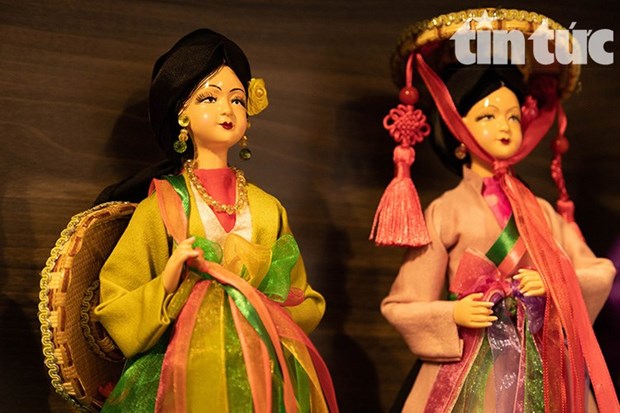 Художник продвигает одежду вьетнамских этнических меньшинств по всему миру с помощью кукол. hinh anh 3