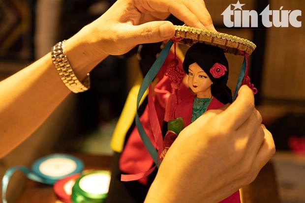 Художник продвигает одежду вьетнамских этнических меньшинств по всему миру с помощью кукол. hinh anh 5
