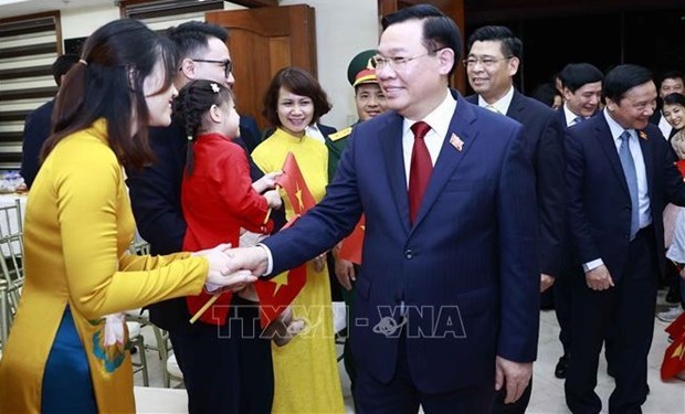 Председатель НС СРВ встретился с сотрудниками посольства Вьетнама на Филиппинах hinh anh 1