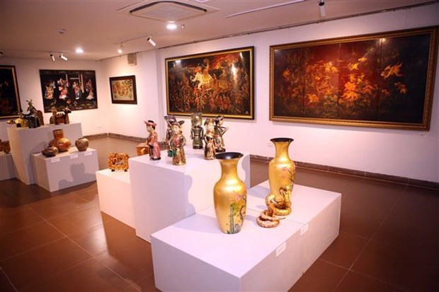 В Дананге проходит выставка вьетнамских лаковых картин hinh anh 1