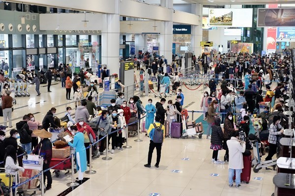 Аэропорт Ноибаи ожидает 80.000 пассажиров в пиковыи день в сезон Лунного Нового года hinh anh 1