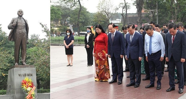 Руководители города Ханоя возложили венки к памятнику В.И. Ленину hinh anh 1
