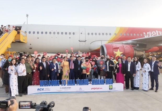 Первыи реис доставил китаиских туристов в Кханьхоа в Новом году hinh anh 1
