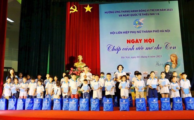 Ханоиские сироты пользуются программои приемных матереи hinh anh 1