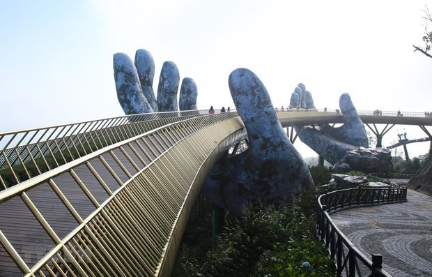 Золотои мост в Дананге вошел в список 10 символических мостов мира hinh anh 1