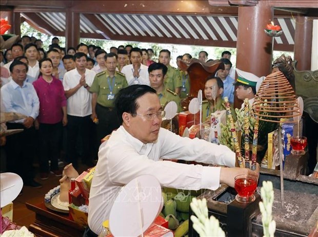 Президент государства Во Ван Тхыонг воскурил благовония в память о президенте Хо Ши Мине hinh anh 1